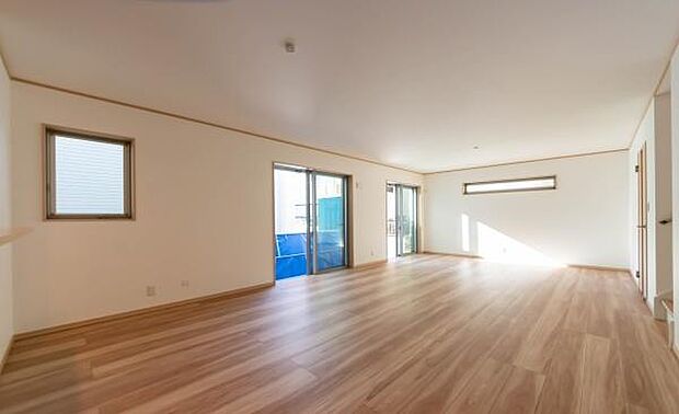 家族の笑顔が輝く、陽光あふれる開放的なリビング。お子様の成長を温かく見守れる、安らぎの住空間がここにあります。