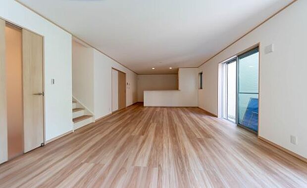 「家族が大好きなリビング」みんなが集まる広いリビング。みんなが大好きなリビングで家族団らん。みんなが集まるからこそ、一層の開放感を手にする素敵な住まい。