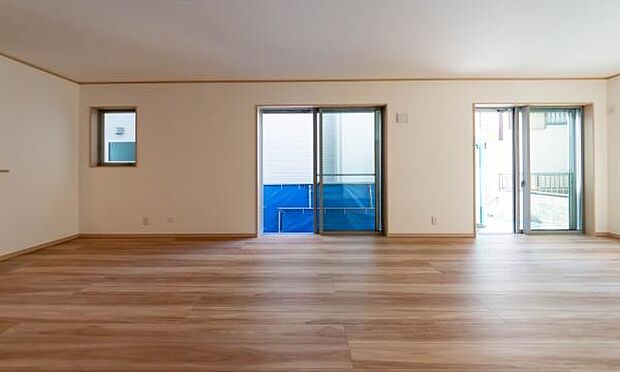 心地よい風が通り抜ける開放的な勾配天井のLDK。明るく清潔感あふれる空間で、心地よい毎日をお過ごしください。