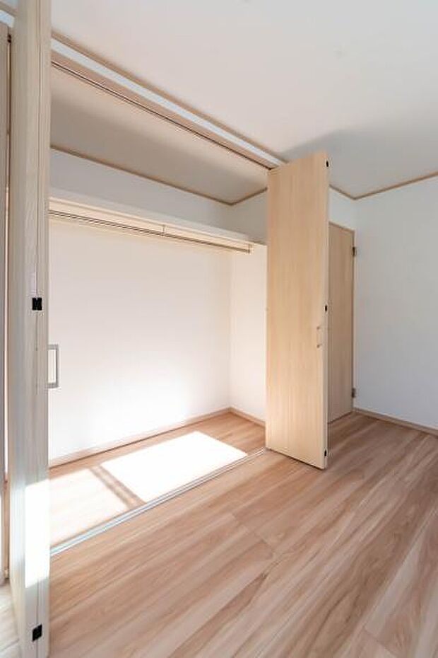 天井まで伸びる収納嬉しい収納力の高いクローゼット付き。天井付近までしっかりと収納ができる使い勝手の良いクローゼット。