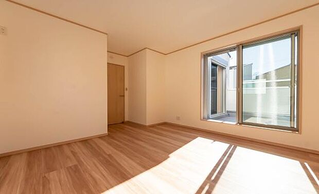 「主寝室」明るく広々主寝室。ダブルベッドも楽々配置可能です。