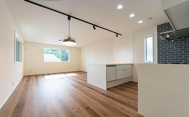 「フルオープンキッチン」カフェスタイル仕様のキッチンは家族と奥様の壁をなくし笑顔で交わすコミュニケーション。毎日の事だからオープンに拘りました。