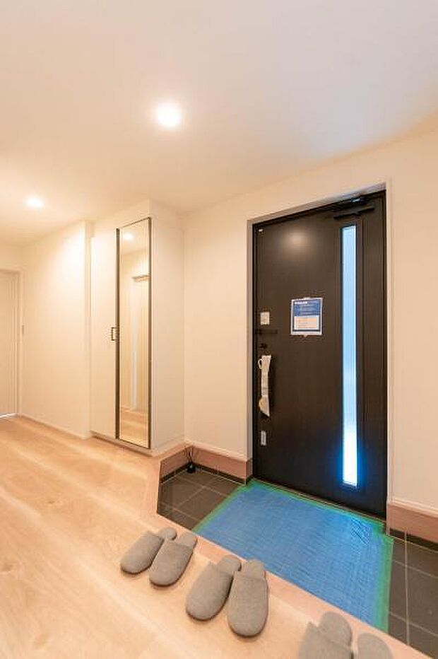 「おかえりなさい」を優しく迎える、明るく上質な玄関。家に帰るのが毎日楽しみになる、我が家の自慢の顔となる空間です。