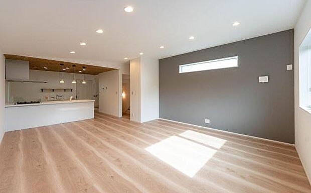 家族が自然と集う、明るく広やかなLDK。壁のニッチには思い出の写真を飾って。何気ない毎日が、かけがえのない宝物になる。そんな暮らしがここから始まります。