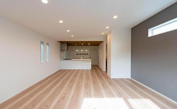 「上質な空間を」開放感と日当たりの良さに恵まれたリビング空間。上質な光は身体だけでなく心も温めてくれる。圧迫感のない空間を是非、ご堪能下さい。