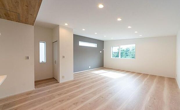 家族が自然と集う、明るく広やかなLDK。壁のニッチには思い出の写真を飾って。何気ない毎日が、かけがえのない宝物になる。そんな暮らしがここから始まります。