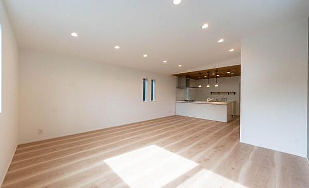 「上質な空間を」開放感と日当たりの良さに恵まれたリビング空間。上質な光は身体だけでなく心も温めてくれる。圧迫感のない空間を是非、ご堪能下さい。