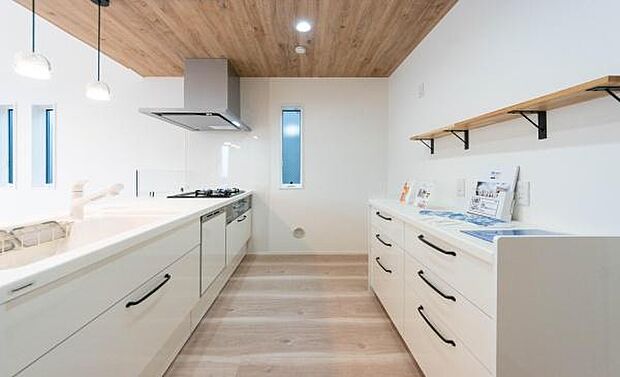 「フルオープンキッチン」カフェスタイル仕様のキッチンは家族と奥様の壁をなくし笑顔で交わすコミュニケーション。毎日の事だからオープンに拘りました。