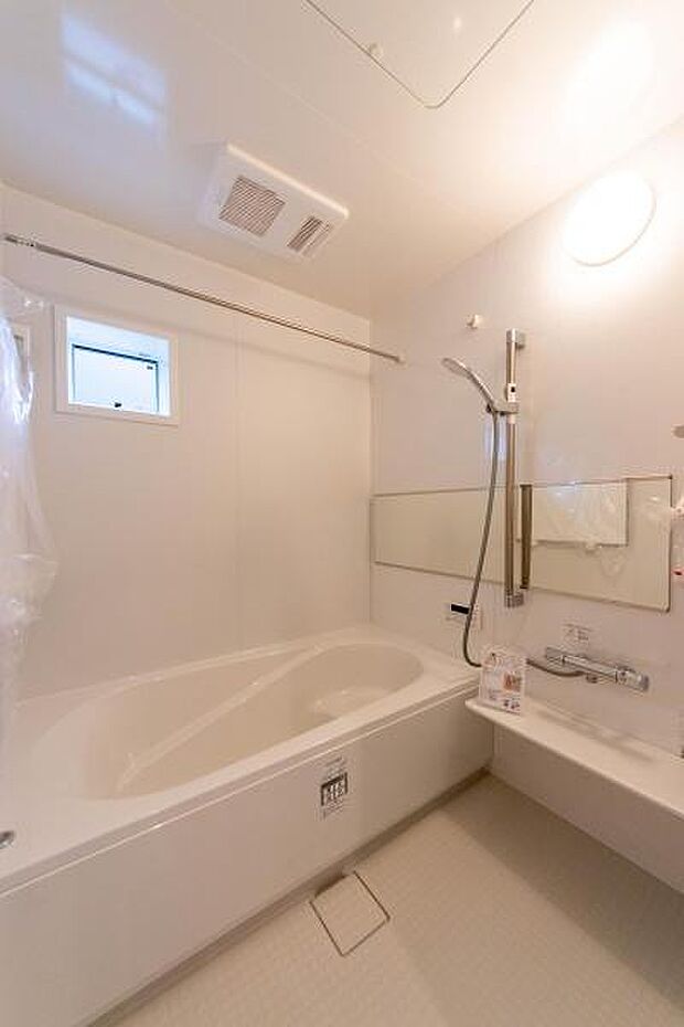 白を基調とした清潔感あふれるバスルーム。窓からの採光も心地よく、毎日がリゾート気分で過ごせます。