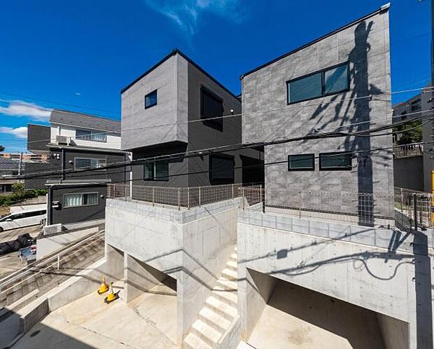 「誇りを感じる美しい外観」長閑な町並み、清々しく心地よい一日をスタート。美しい碧空とガーデンライフが可能な日々の暮らしを豊かに彩ります。