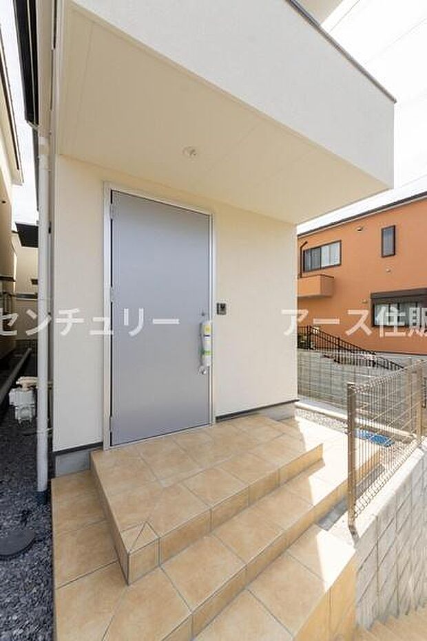 「おかえりなさい」が似合う、木の温もり溢れる螺旋階段のある玄関。大容量の収納で、お子様の成長と共に増える靴もすっきり。いつも片付いた空間が家族を優しく迎えます。