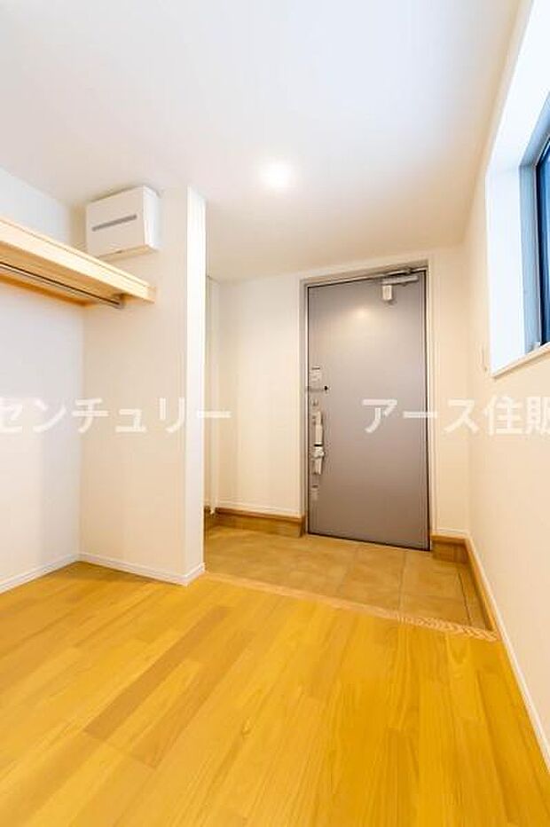 「おかえりなさい」が似合う、木の温もり溢れる螺旋階段のある玄関。大容量の収納で、お子様の成長と共に増える靴もすっきり。いつも片付いた空間が家族を優しく迎えます。