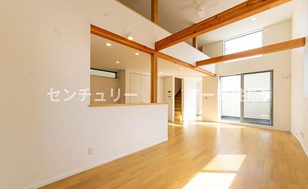 「家族が大好きなリビング」みんなが集まる広いリビング。みんなが大好きなリビングで家族団らん。みんなが集まるからこそ、一層の開放感を手にする素敵な住まい。