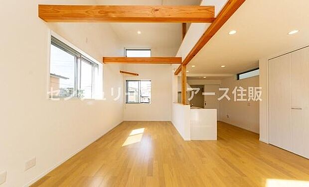 白を基調とした明るく開放的な空間は、どんなインテリアも美しく引き立てます。家族の成長に合わせて、家具のレイアウトを変えながら「我が家色」に染めていく楽しみがあります。