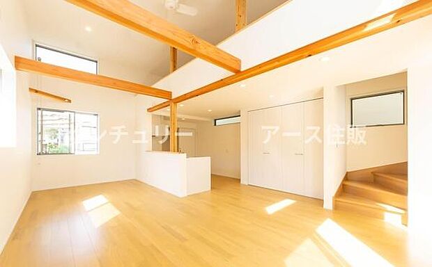 「家族が大好きなリビング」みんなが集まる広いリビング。みんなが大好きなリビングで家族団らん。みんなが集まるからこそ、一層の開放感を手にする素敵な住まい。