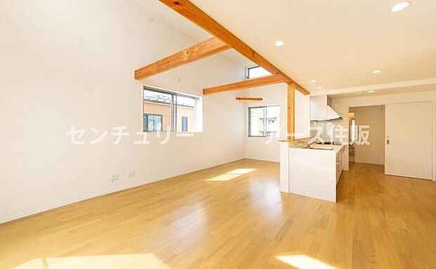 白を基調とした明るく開放的な空間は、どんなインテリアも美しく引き立てます。家族の成長に合わせて、家具のレイアウトを変えながら「我が家色」に染めていく楽しみがあります。