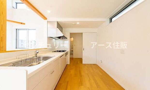 「全体を見渡せる安心感」家族の会話が弾む奥様に人気の高いカウンターキッチン、料理しながらお子様の様子の確認ができ移動しやすい広いキッチンスペースです。