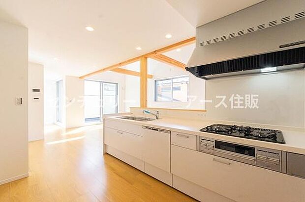 「全体を見渡せる安心感」家族の会話が弾む奥様に人気の高いカウンターキッチン、料理しながらお子様の様子の確認ができ移動しやすい広いキッチンスペースです。