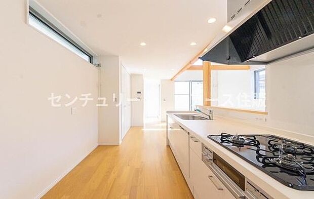 料理をしながら家族と繋がる、コミュニケーションの中心となるキッチン。たっぷりのストックが可能なパントリーで、心にも余裕が生まれます。理想の暮らしをここで実現しませんか。