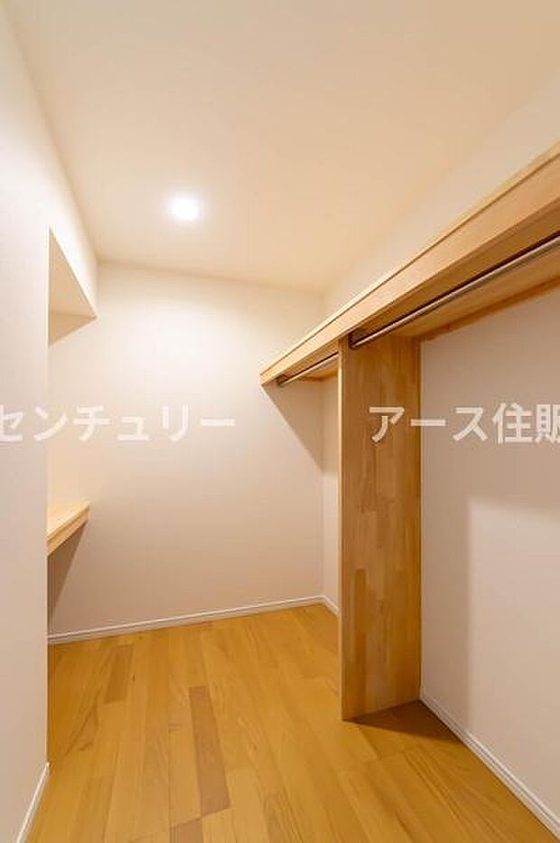 ご夫婦の主寝室にぴったりの大型ウォークインクローゼット。季節の衣類も趣味の道具もすっきり収まり、お部屋はいつでも広々と使えますね。