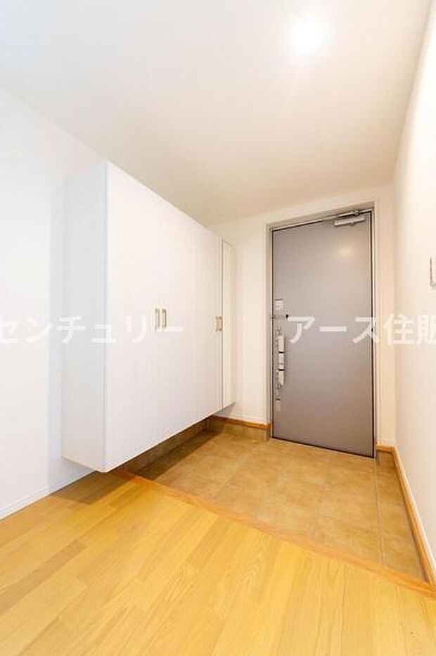 「おかえりなさい」が似合う、木の温もり溢れる螺旋階段のある玄関。大容量の収納で、お子様の成長と共に増える靴もすっきり。いつも片付いた空間が家族を優しく迎えます。