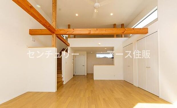 「家族が大好きなリビング」みんなが集まる広いリビング。みんなが大好きなリビングで家族団らん。みんなが集まるからこそ、一層の開放感を手にする素敵な住まい。