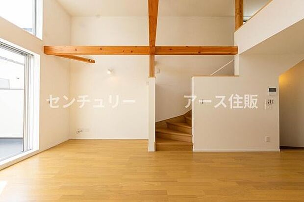 「上質な空間を」開放感と日当たりの良さに恵まれたリビング空間。上質な光は身体だけでなく心も温めてくれる。圧迫感のない空間を是非、ご堪能下さい。