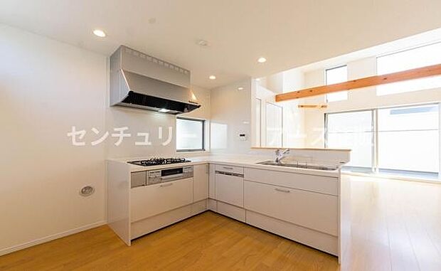 「全体を見渡せる安心感」家族の会話が弾む奥様に人気の高いカウンターキッチン、料理しながらお子様の様子の確認ができ移動しやすい広いキッチンスペースです。