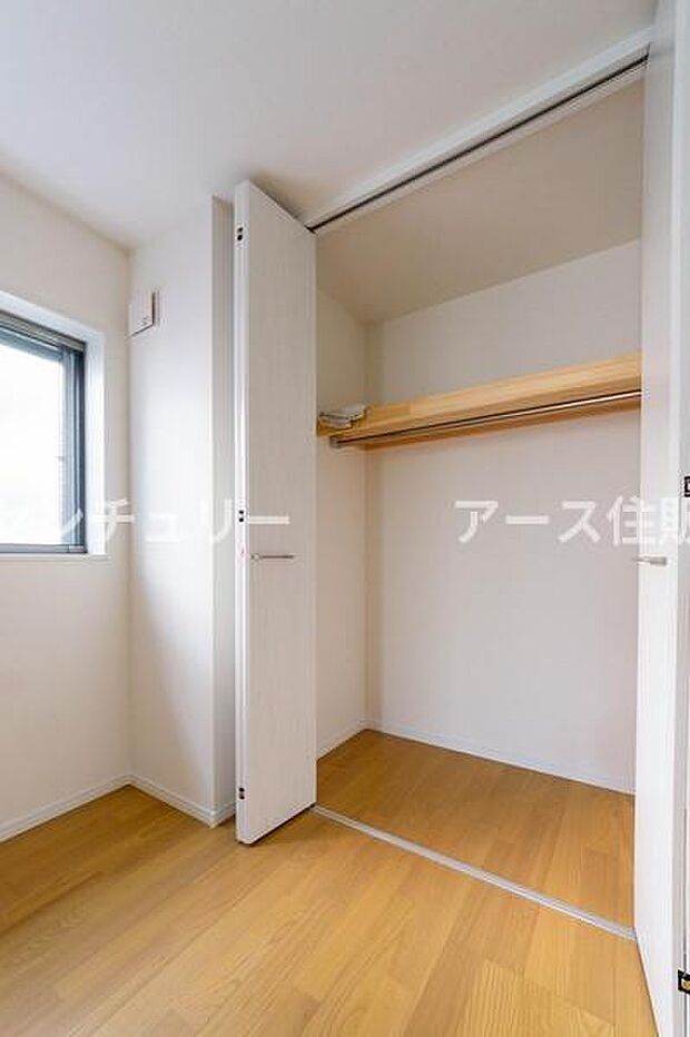 天井まで伸びる収納嬉しい収納力の高いクローゼット付き。天井付近までしっかりと収納ができる使い勝手の良いクローゼット。