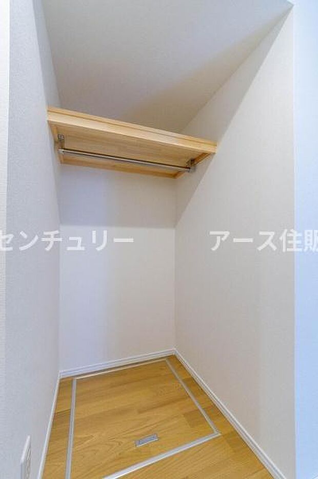 天井まで伸びる収納嬉しい収納力の高いクローゼット付き。天井付近までしっかりと収納ができる使い勝手の良いクローゼット。