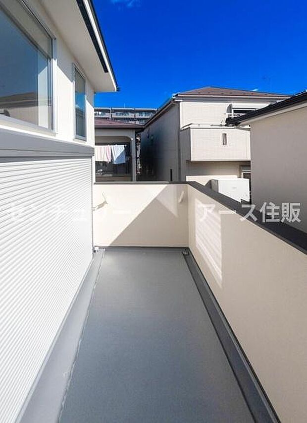 「清々しいバルコニー」広々としたバルコニーは陽当たりはもちろん、解放感や眺望も楽しめます。碧空を満喫し心が透きとおる。癒される心地よい空間。