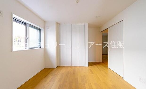 「陽の恵み」　爽やかな陽ざしを感じられる日当たりの良い洋室早起き爽やか、元気な一日に大切な陽の恵み