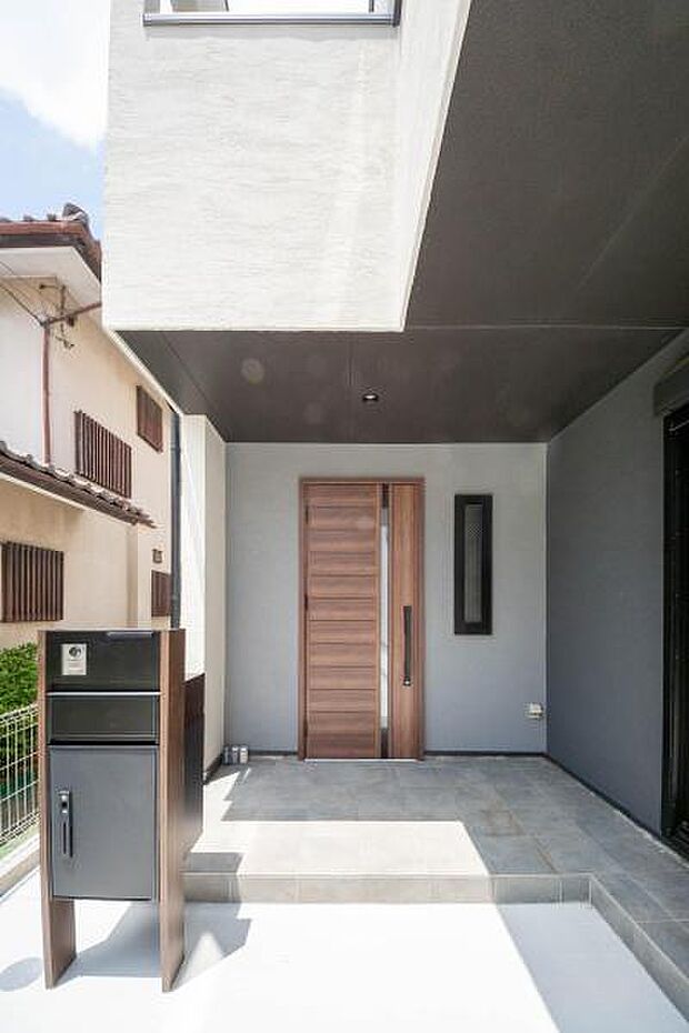 「お帰りなさい」が日常家に帰るとまず目につくのがマイホーム・玄関です。玄関を開けると家族の笑顔が・・・お帰りなさいが日常に。広々玄関ホール。