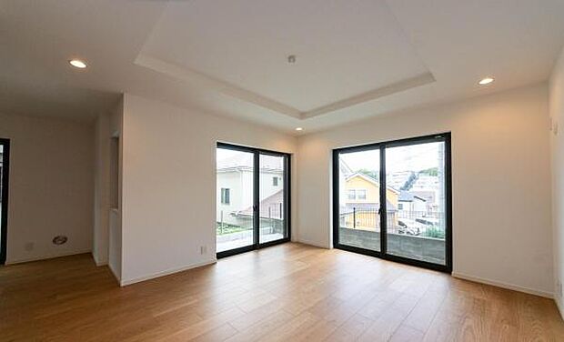 「上質な空間を」開放感と日当たりの良さに恵まれたリビング空間。上質な光は身体だけでなく心も温めてくれる。圧迫感のない空間を是非、ご堪能下さい。