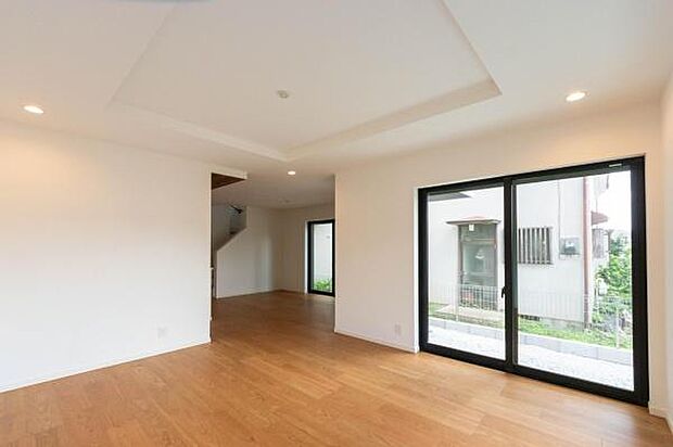 「家族が大好きなリビング」みんなが集まる広いリビング。みんなが大好きなリビングで家族団らん。みんなが集まるからこそ、一層の開放感を手にする素敵な住まい。