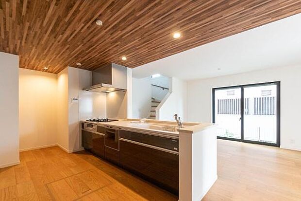 「全体を見渡せる安心感」家族の会話が弾む奥様に人気の高いカウンターキッチン、料理しながらお子様の様子の確認ができ移動しやすい広いキッチンスペースです。