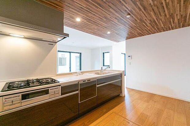 「全体を見渡せる安心感」家族の会話が弾む奥様に人気の高いカウンターキッチン、料理しながらお子様の様子の確認ができ移動しやすい広いキッチンスペースです。