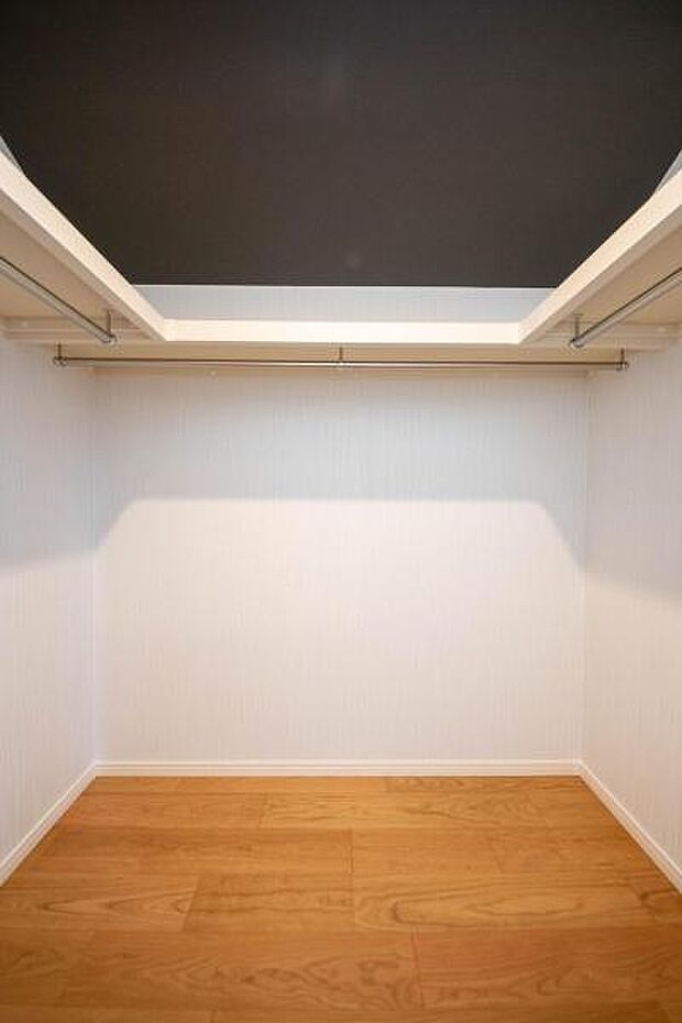 「大型ウォークインクローゼット」奥行・横幅のある広いWICが主寝室にあります。