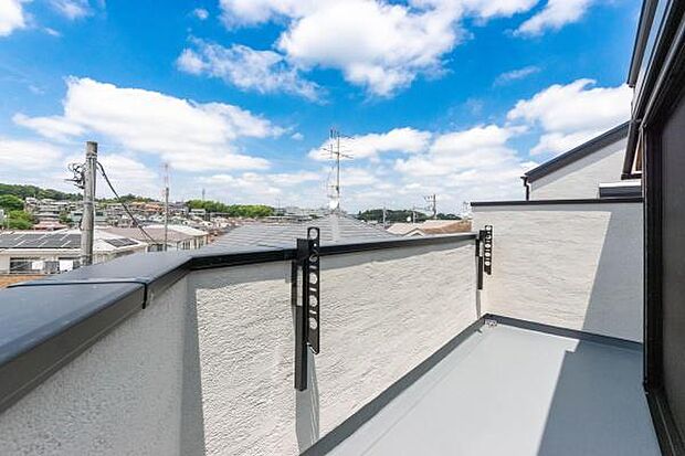 「清々しいバルコニー」広々としたバルコニーは陽当たりはもちろん、解放感や眺望も楽しめます。碧空を満喫し心が透きとおる。癒される心地よい空間。