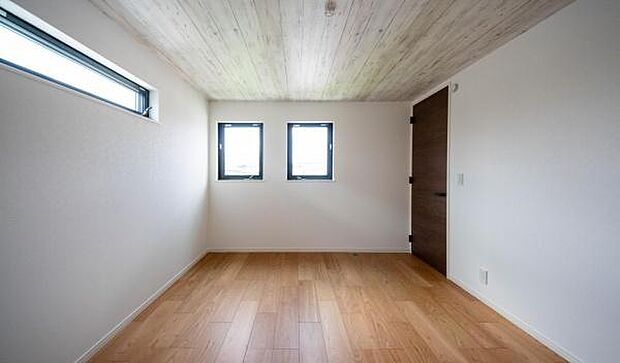 「陽の恵み」 爽やかな陽ざしを感じられる日当たりの良い洋室早起き爽やか、元気な一日に大切な陽の恵み