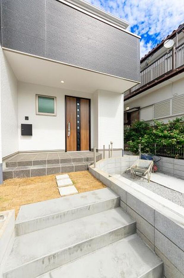 「おかえりなさい」を優しく迎える、明るく上質な玄関。家に帰るのが毎日楽しみになる、我が家の自慢の顔となる空間です。