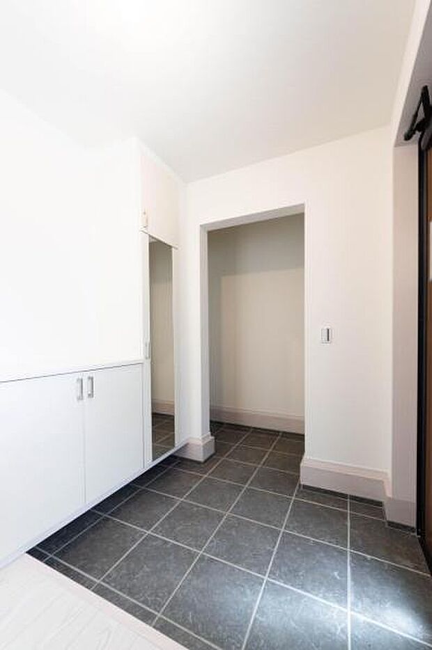 「おかえりなさい」を優しく迎える、明るく上質な玄関。家に帰るのが毎日楽しみになる、我が家の自慢の顔となる空間です。