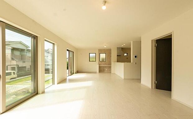 「上質な空間を」開放感と日当たりの良さに恵まれたリビング空間。上質な光は身体だけでなく心も温めてくれる。圧迫感のない空間を是非、ご堪能下さい。