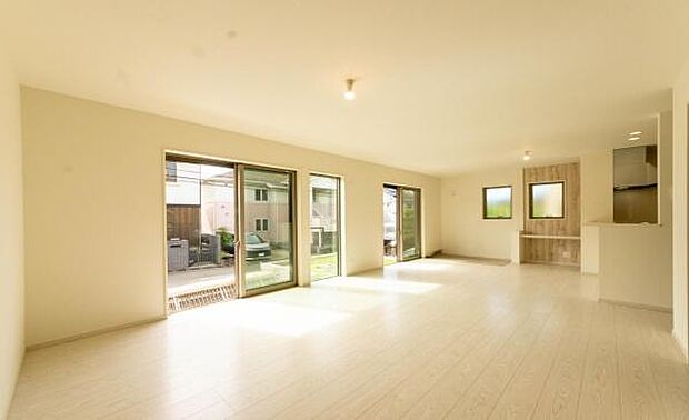 「家族が大好きなリビング」みんなが集まる広いリビング。みんなが大好きなリビングで家族団らん。みんなが集まるからこそ、一層の開放感を手にする素敵な住まい。