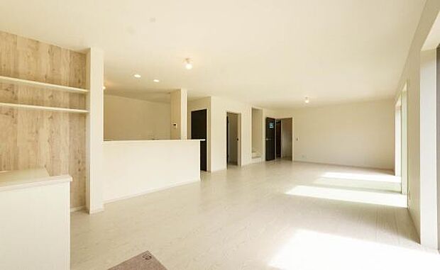 「上質な空間を」開放感と日当たりの良さに恵まれたリビング空間。上質な光は身体だけでなく心も温めてくれる。圧迫感のない空間を是非、ご堪能下さい。