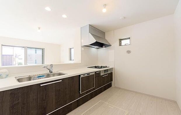 「広々ワイドサイズなシステムキッチン」せっかくのお料理空間。毎日の事だから広々システムキッチン。