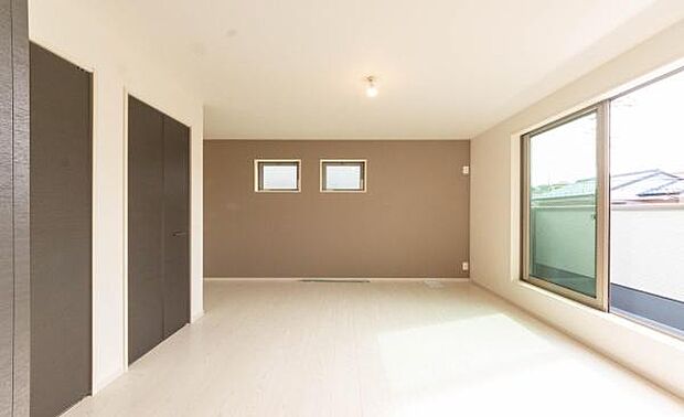 朝は爽やかな光で心地よく目覚める。シンプルながらもデザイン性の高い空間で、家族との豊かで穏やかな時間が流れます。