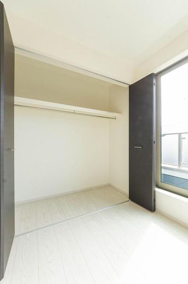 天井まで伸びる収納嬉しい収納力の高いクローゼット付き。天井付近までしっかりと収納ができる使い勝手の良いクローゼット。