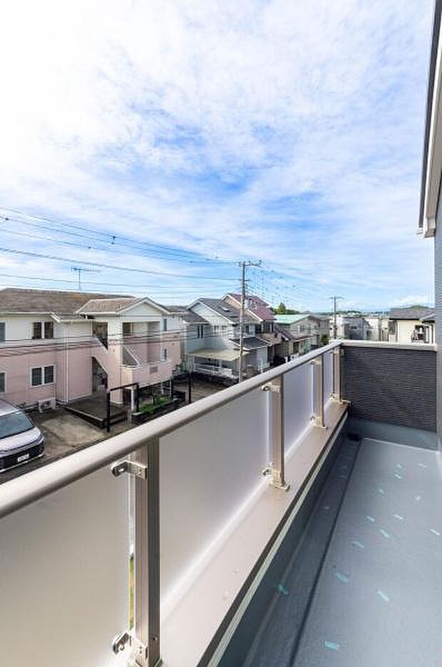 「清々しいバルコニー」広々としたバルコニーは陽当たりはもちろん、解放感や眺望も楽しめます。碧空を満喫し心が透きとおる。癒される心地よい空間。