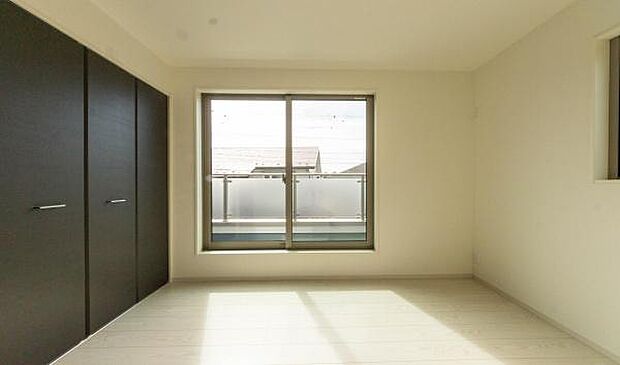 「陽の恵み」　爽やかな陽ざしを感じられる日当たりの良い寝室早起き爽やか、元気な一日に大切な陽の恵み